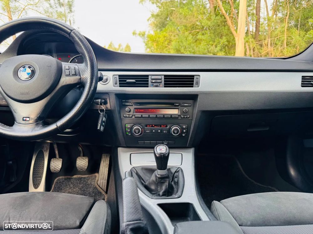 BMW 320 d Pack M - 29