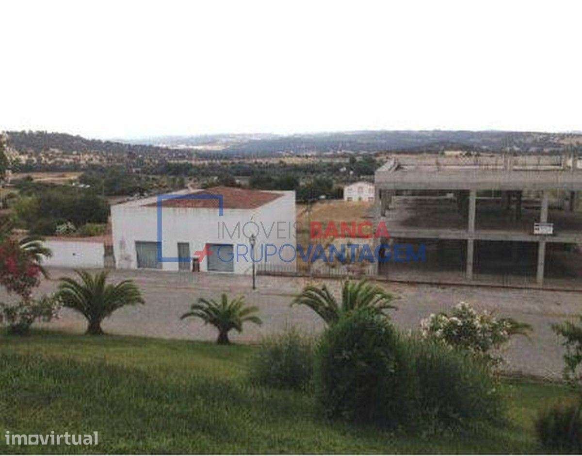 Lote de terreno urbano com 670m2, destinado a comércio e com constr... - Grande imagem: 2/9