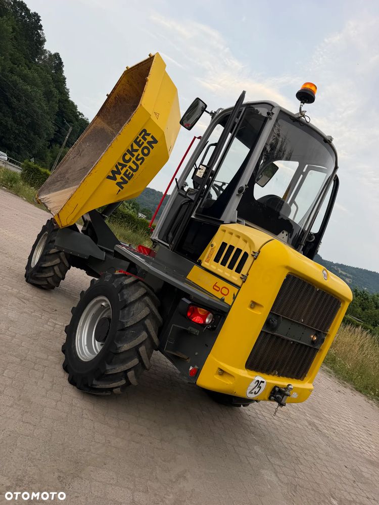 Wacker Neuson DW60 Wozidło Obrotowe 4x4. 6 ton ładowność z Pełną kabiną. OBROTOWA koleba 1350 mtg. 2021 rok. Jak nowe z salonu PERKINS turbo silnik. Pochodzi z Norweskiego Gospodarstwa Ziemniaczanego! Pełne sterowanie dżojstik REWERS HYDROSTATIC Ogrzewana Kabina Opony zero zużycia. Aktualna DEKRA. Kamery wysokiej jakośći! Zero luzów i wycieków. Szybka wolna jazda. Wielka Okazja. Ośswietlenie Rozbudowane. Hak kulka - 36