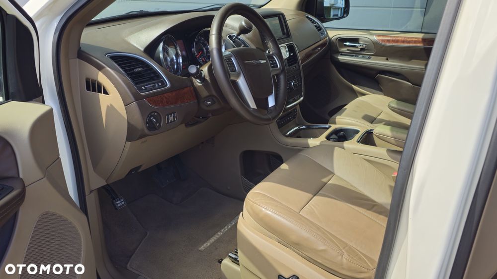 Chrysler Town & Country 3.6 Limited - 30