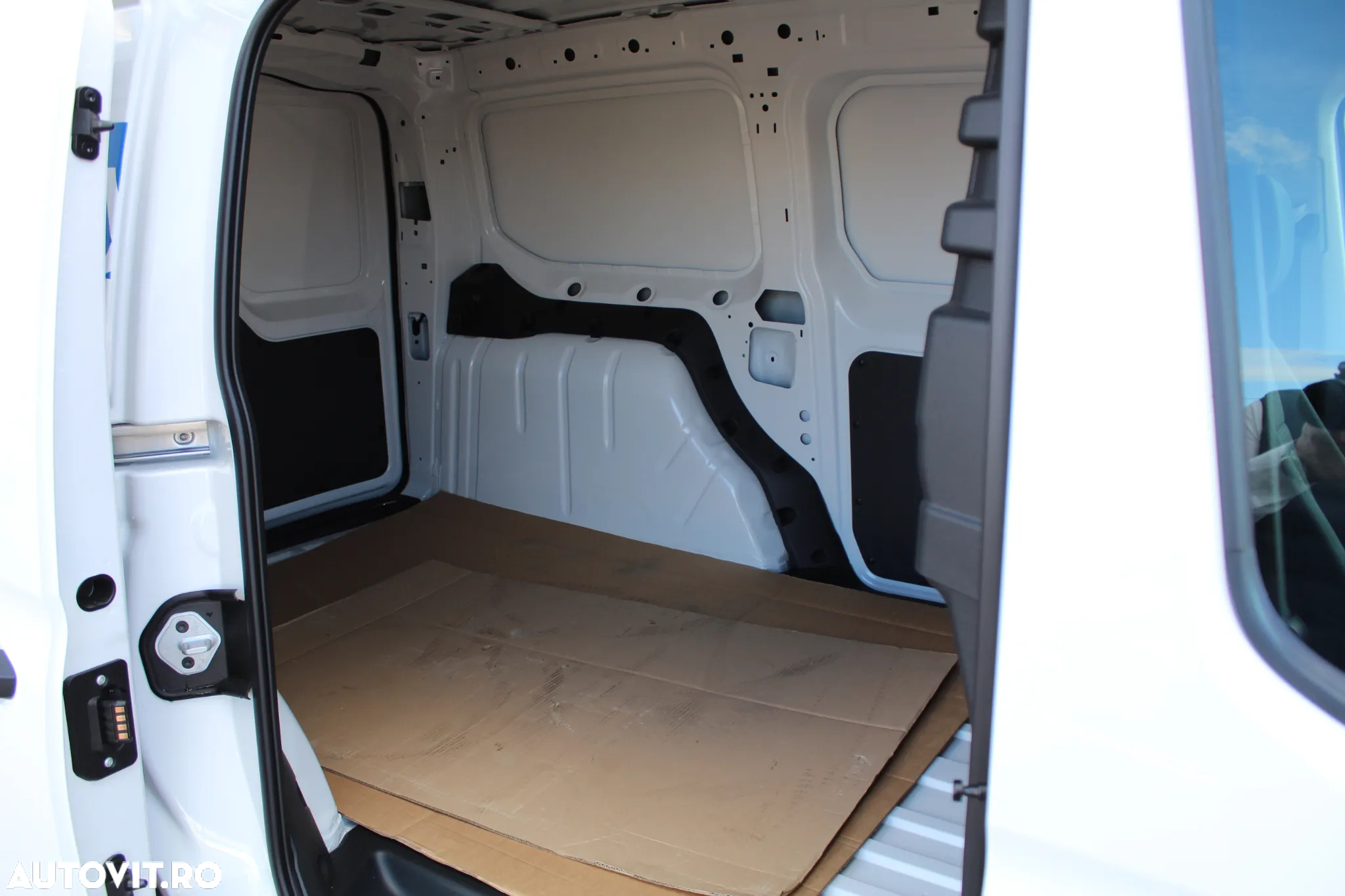 Volkswagen Caddy Maxi Cargo 2.0 TDI 75 102 CP - 24