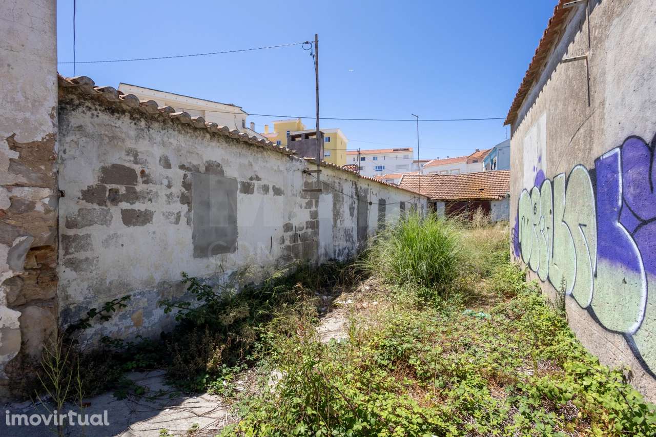 Terreno com 4 construções e 1 armazém no centro de Peniche - Grande imagem: 5/12
