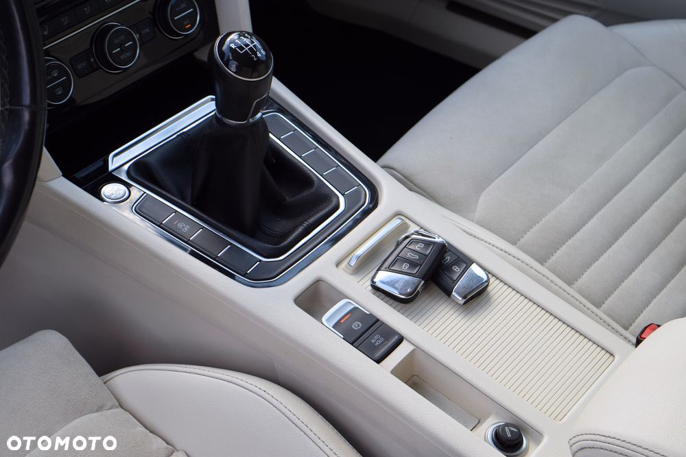 Volkswagen Passat 2.0 TDI (BlueMotion Technology) Highline - 12