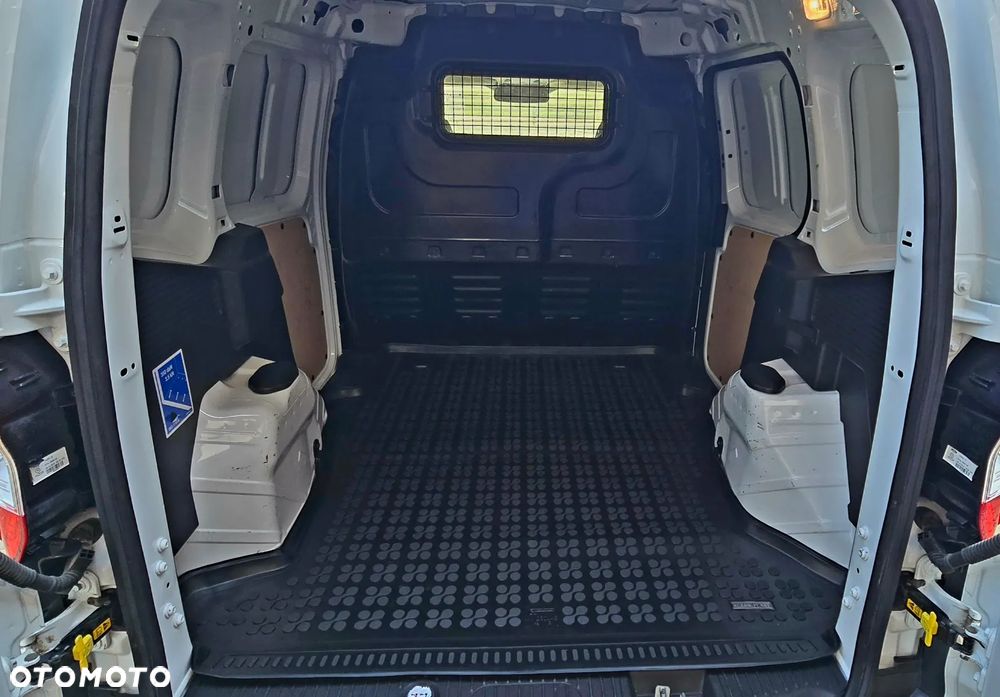 Ford Transit Courier - 28