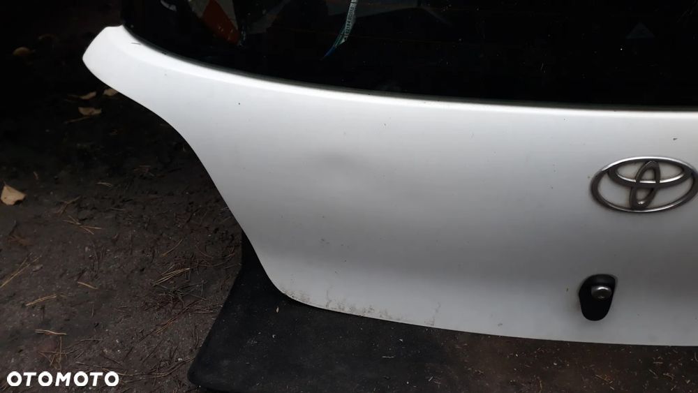 Toyota Yaris 1  3D Drzwi , klapa tył lakier 068 - 2