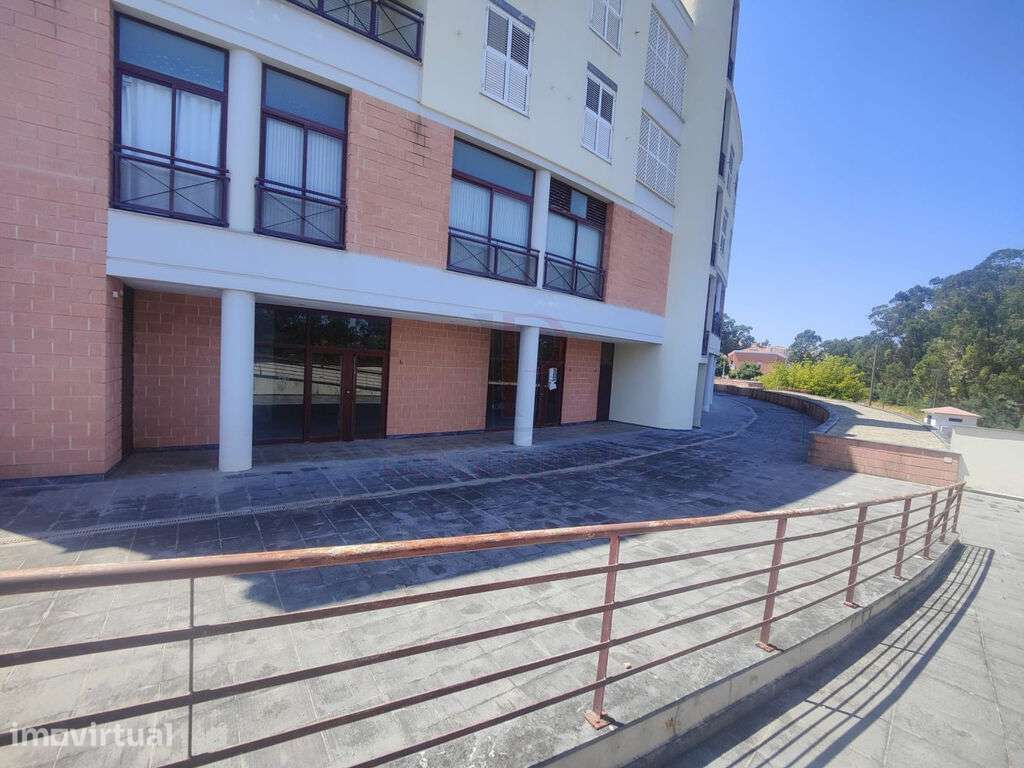 Espaço Comercial em Barcarena - Para Venda ou Arrendamento - Grande imagem: 2/25