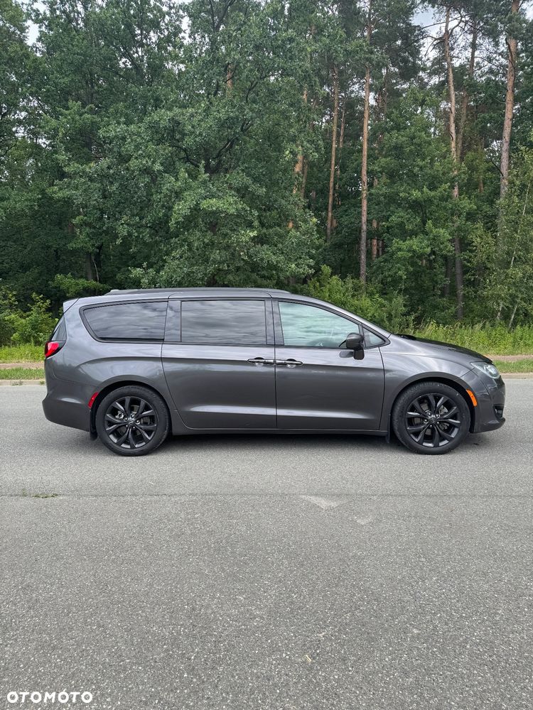 Chrysler Pacifica - 5