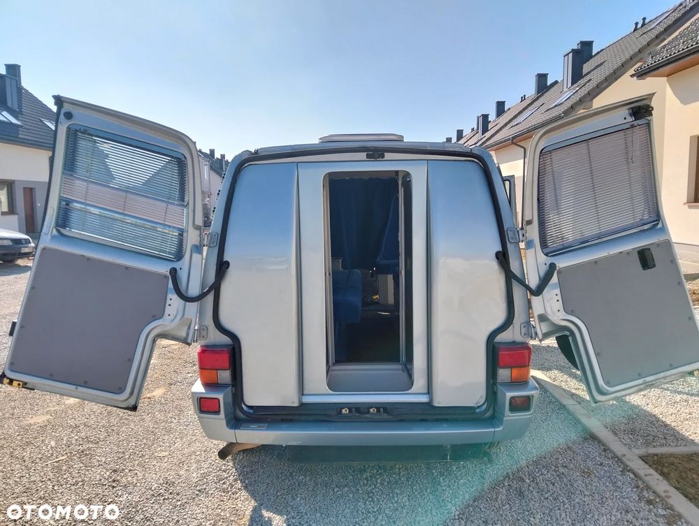 Volkswagen Caravelle - 11