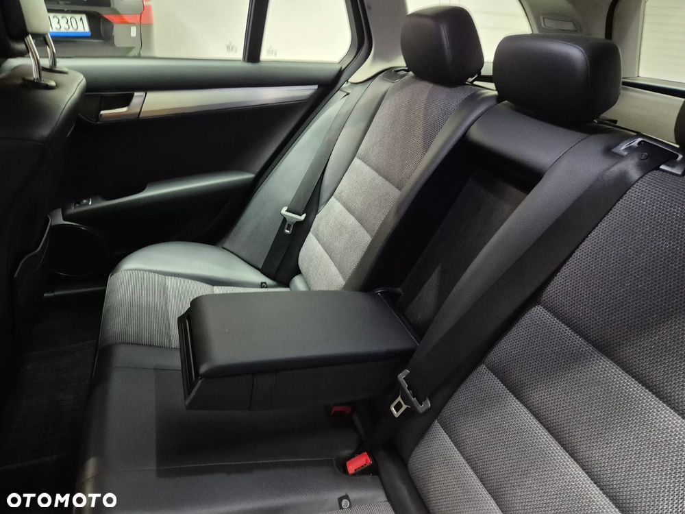 Mercedes-Benz Klasa C 200 T CGI Automatik BlueEFFICIENCY Avantgarde - 32
