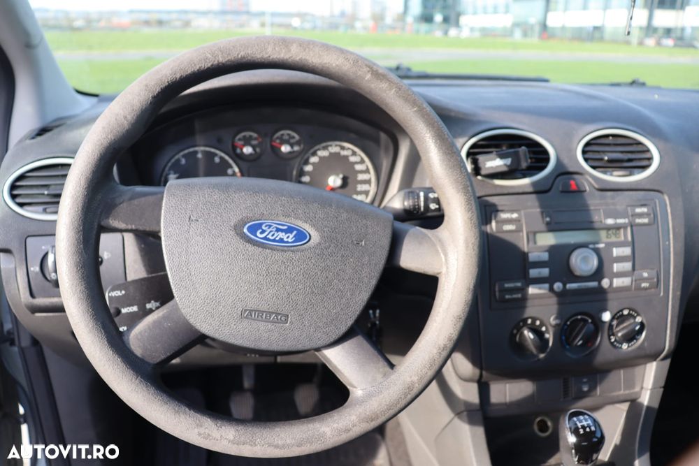 Ford Focus 1.4i Ambiente - 8