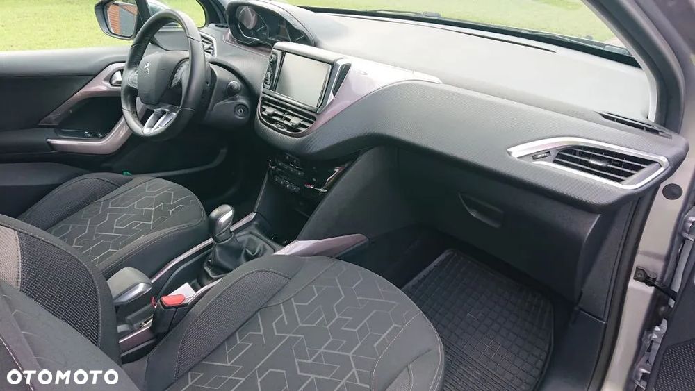 Peugeot 2008 1.2 Pure Tech Style - 24