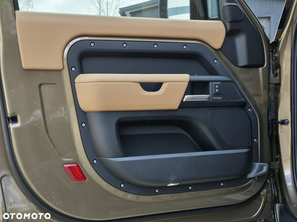 Land Rover Defender - 16