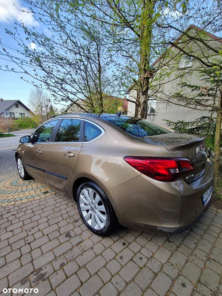 Opel Astra 1.4 T Executive - 11