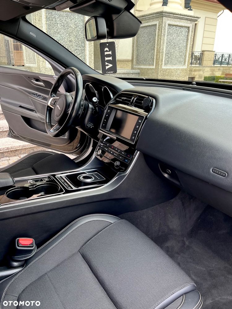 Jaguar XE 2.0 D R-Sport - 19