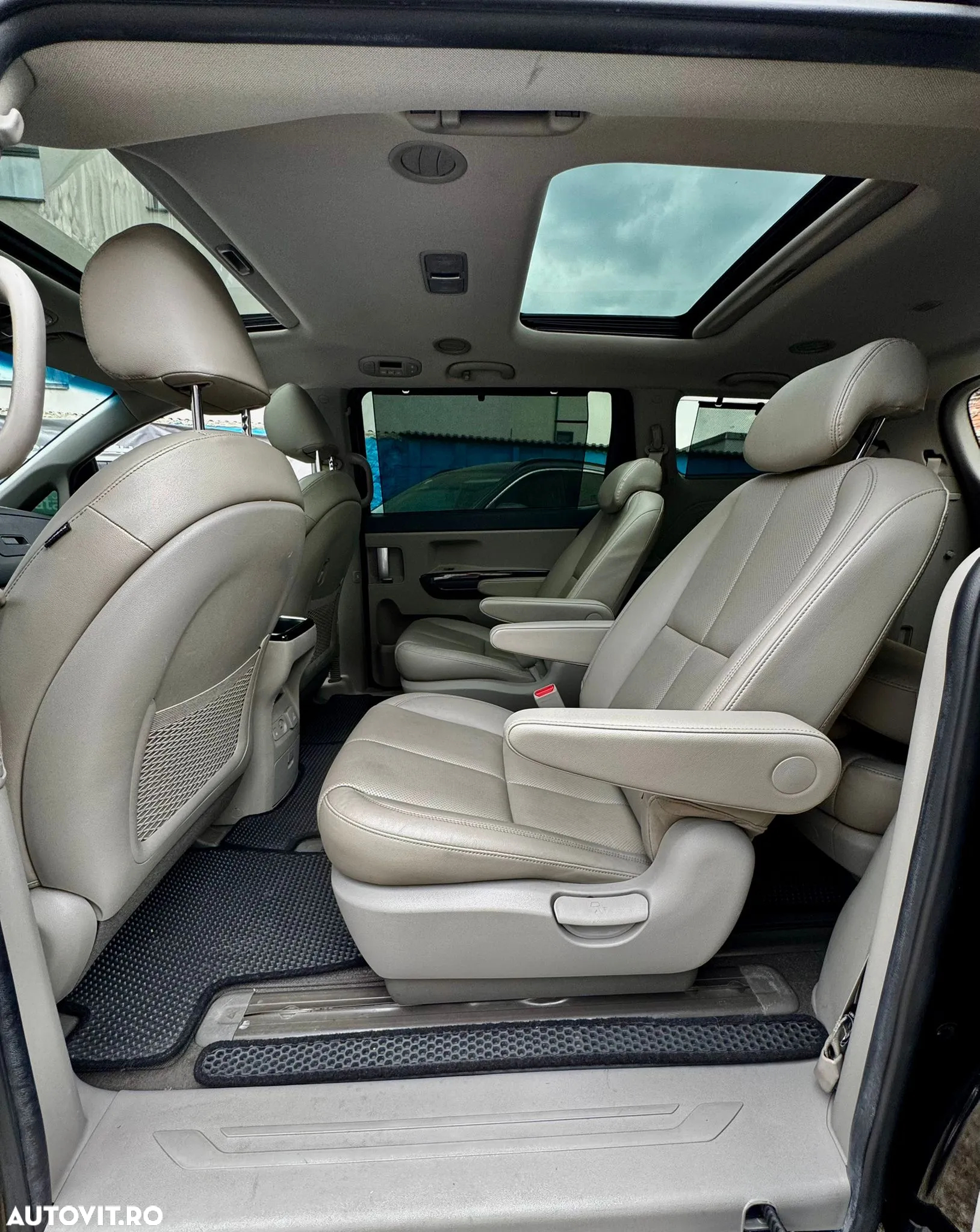 Kia Carnival - 15