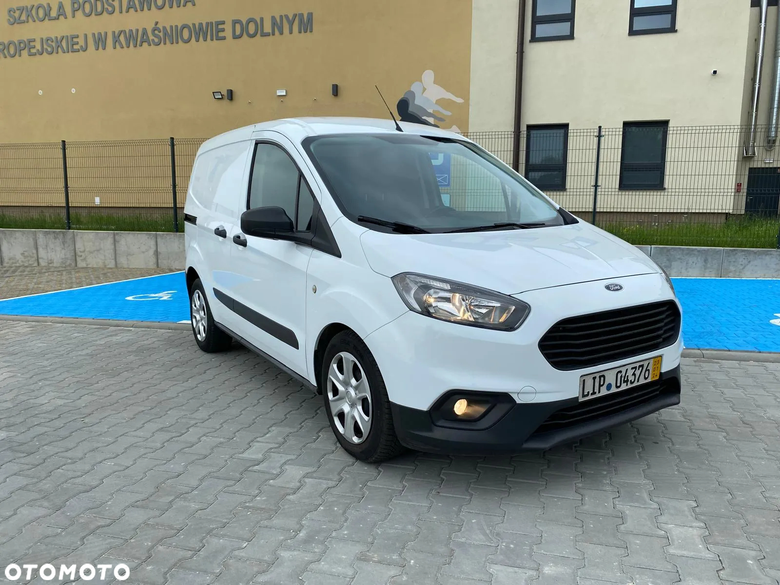 Ford Courier - 12