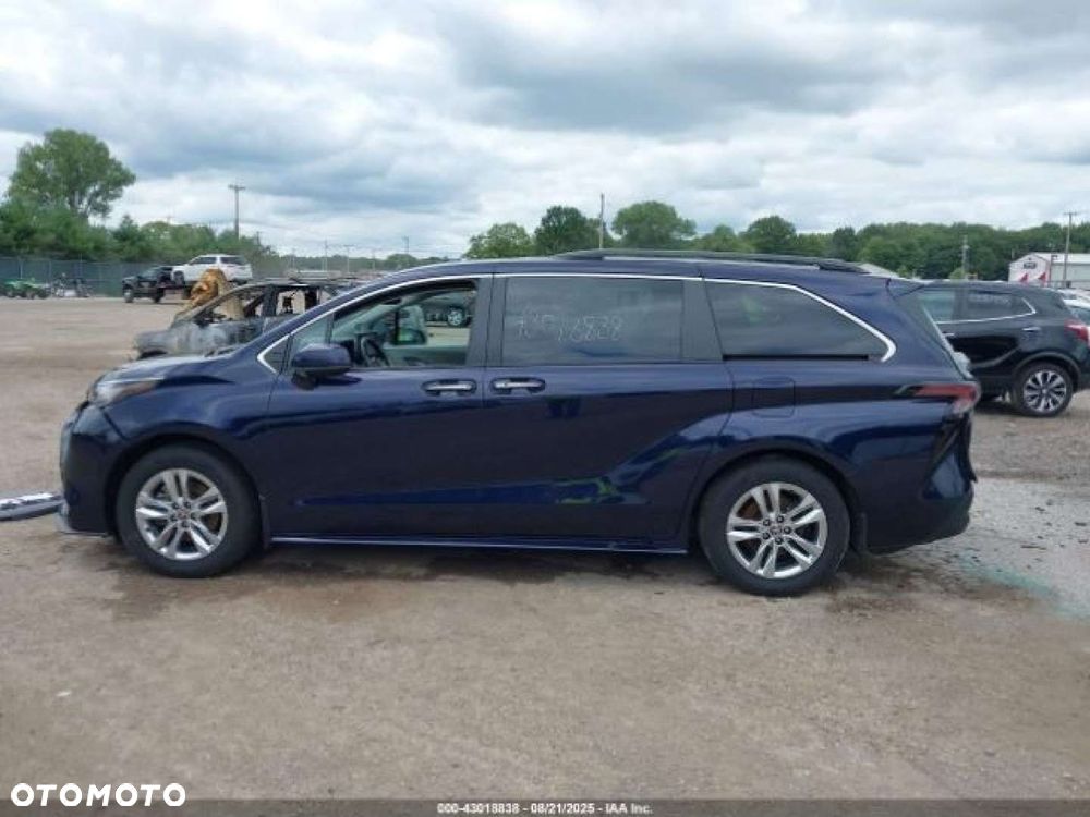 Toyota Sienna - 6