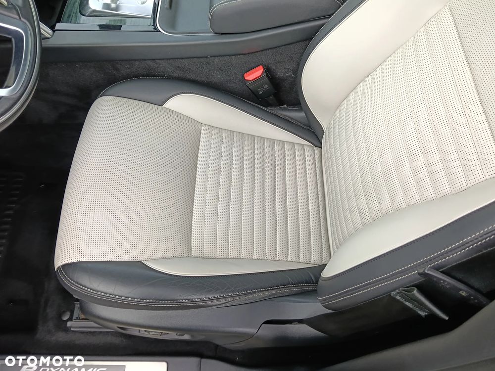 Land Rover Discovery Sport P300e R-Dynamic - 22