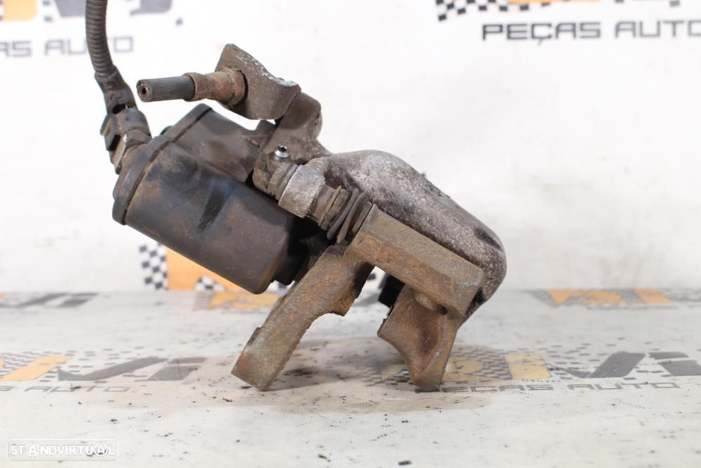 Pinça Volkswagen Passat (3C2)  32332267L / 32332267 L / Pinça Traseira - 2