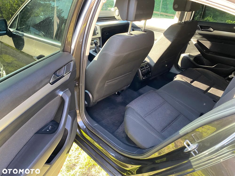 Volkswagen Passat - 11