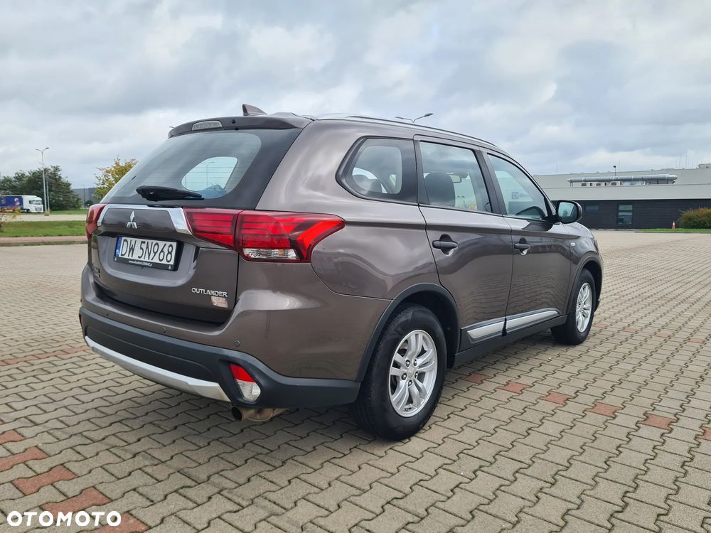 Mitsubishi Outlander 2.0 Invite + 2WD - 12