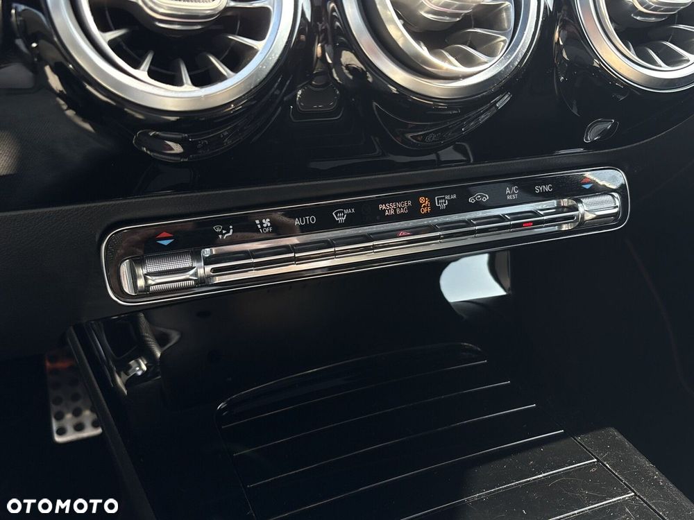 Mercedes-Benz CLA 220 4-Matic Edition 1 7G-DCT - 28