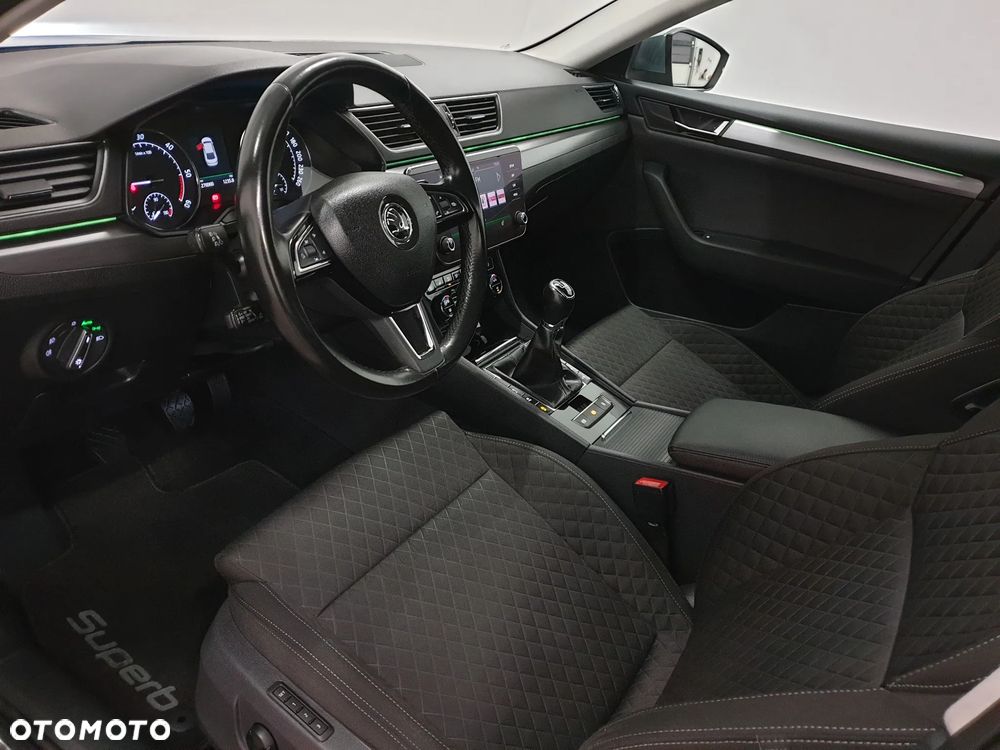 Skoda Superb 2.0 TDI Sportline - 38