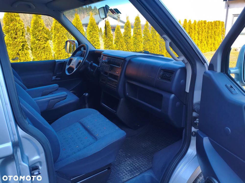 Volkswagen Caravelle - 12