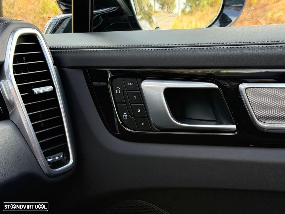 Porsche Cayenne E-Hybrid Tiptronic S Platinum Edition - 30