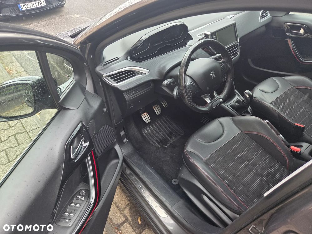 Peugeot 208 - 8