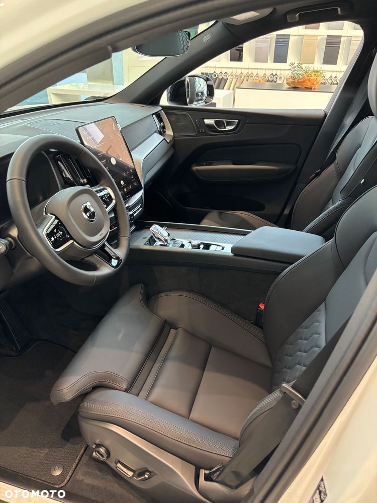 Volvo XC 60 B5 B AWD Plus Dark - 8