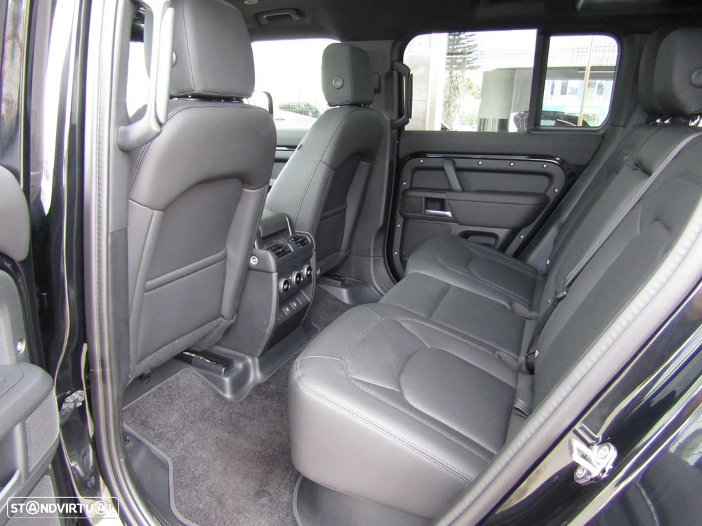 Land Rover Defender 2.0 P300e 110 AWD X-Dynamic SE - 31