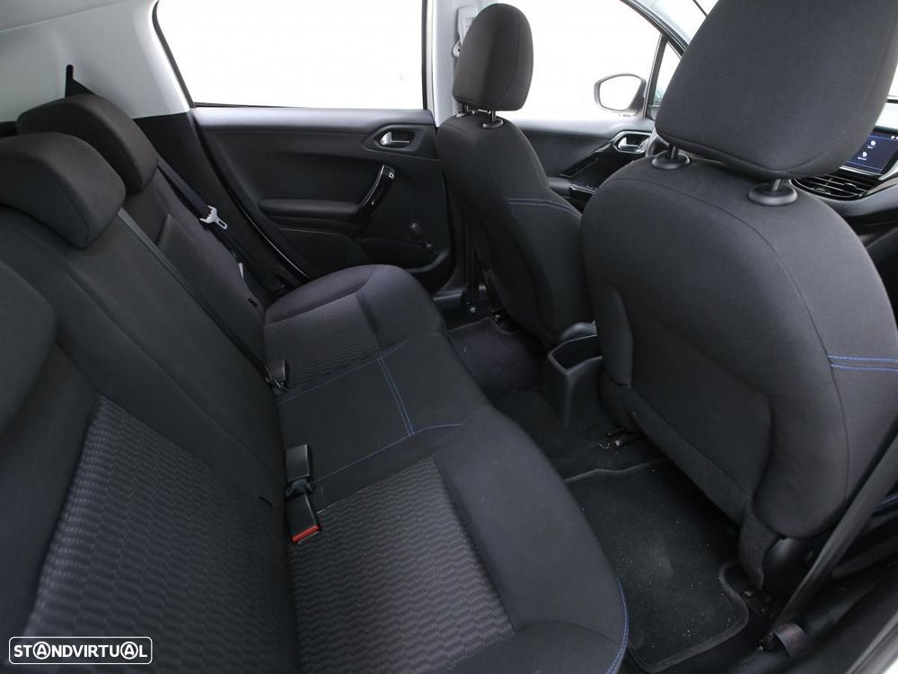 Peugeot 208 - 10