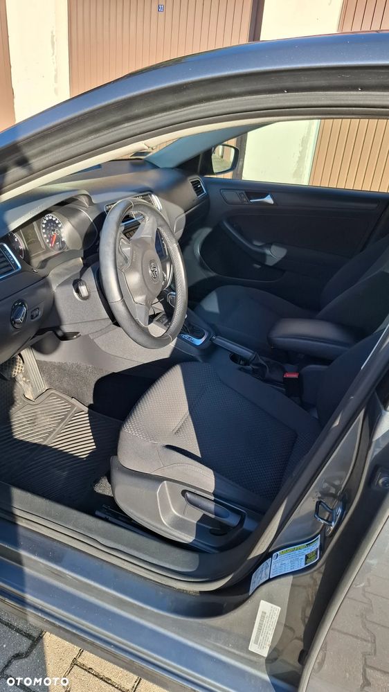 Volkswagen Jetta - 5