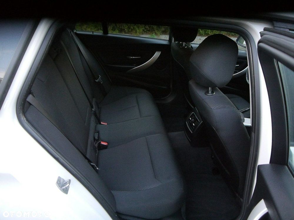 BMW Seria 3 318d Luxury Line - 28