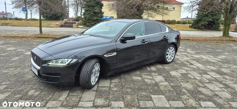 Jaguar XE 2.0 D Prestige - 8