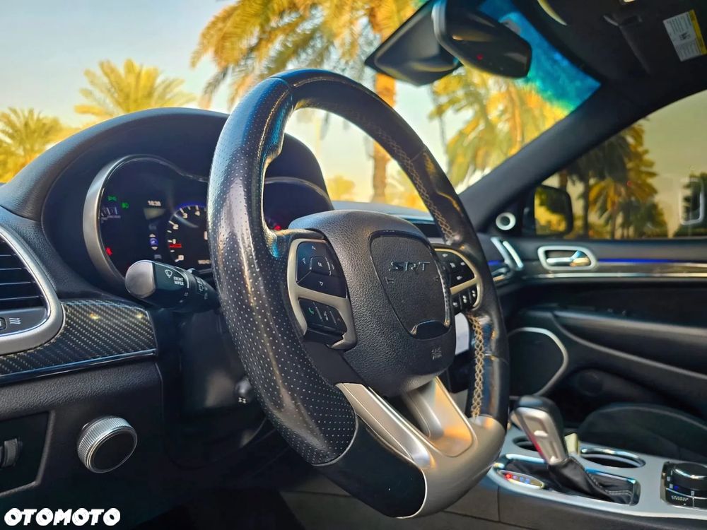 Jeep Grand Cherokee SRT8 - 12