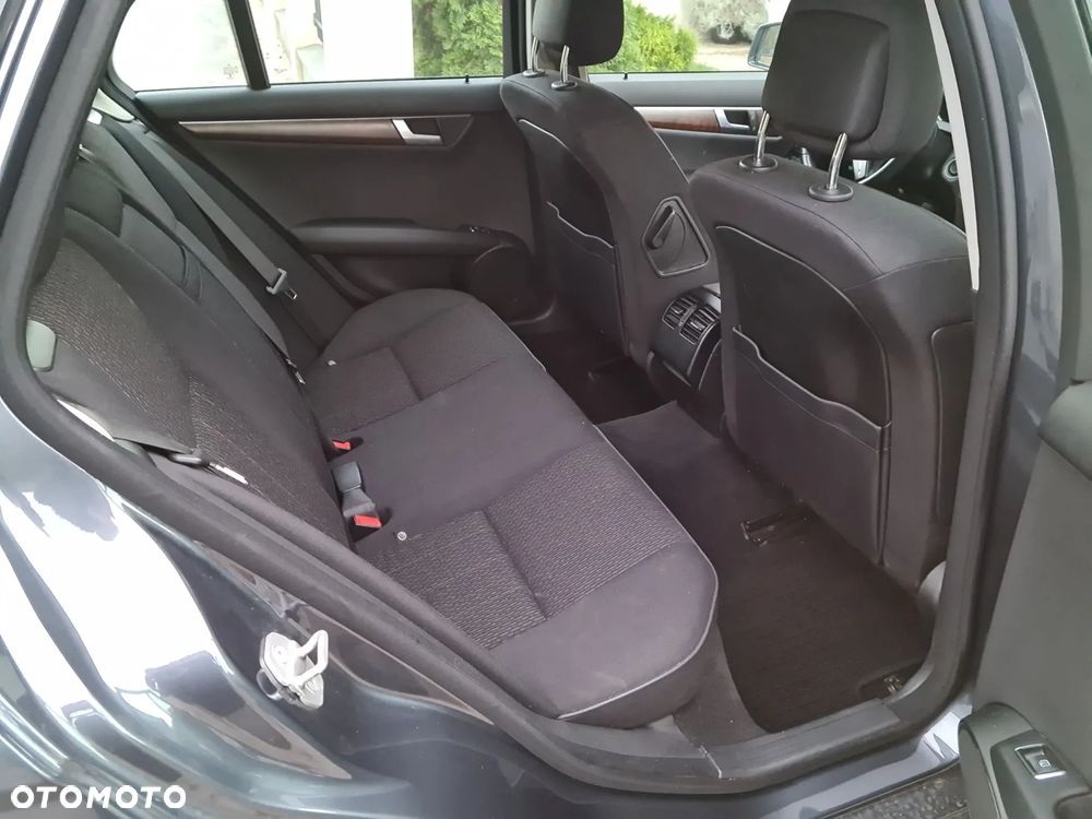 Mercedes-Benz Klasa C 180 CGI BlueEff Elegance - 33