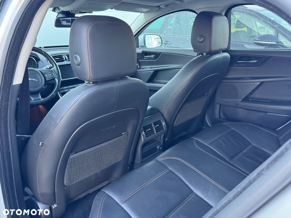 Jaguar XE E-Performance Pure - 6