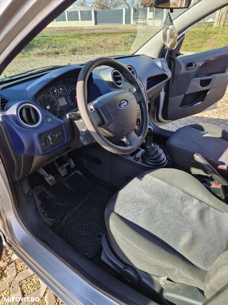 Ford Fiesta 1.25i Ambiente - 11
