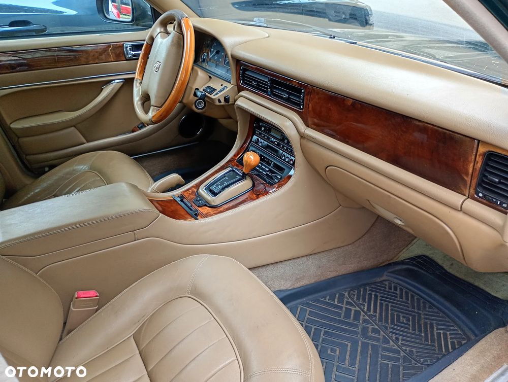 Jaguar XJ - 12