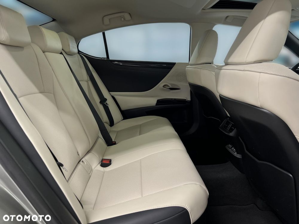 Lexus ES 300h Business Edition - 12