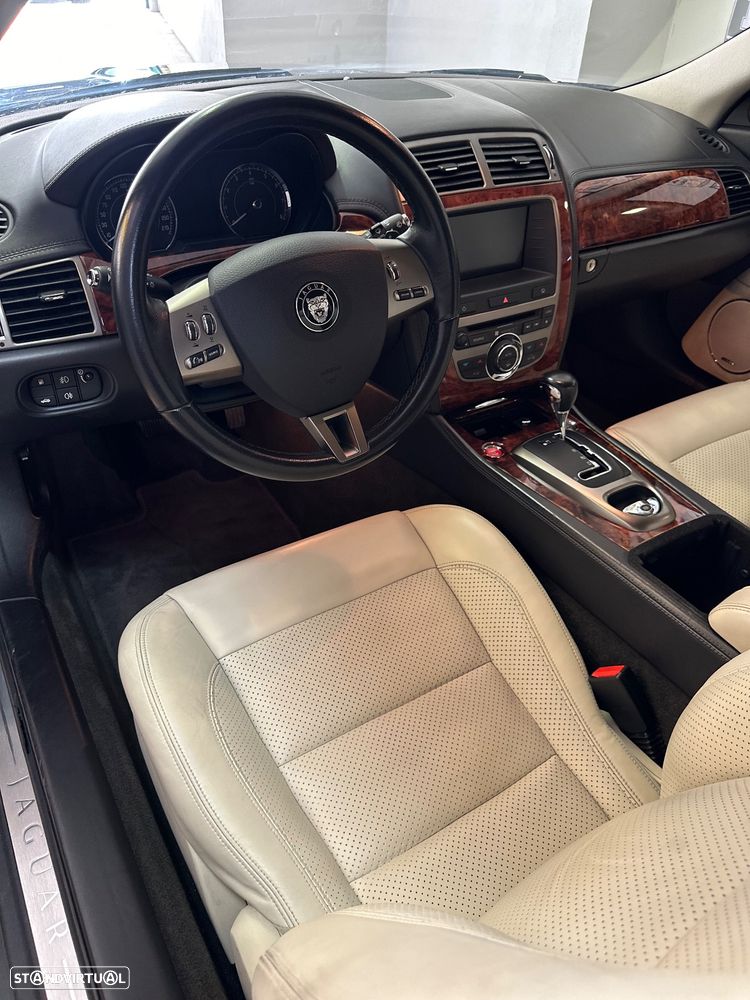 Jaguar XK 4.2 V8 Convertible - 9