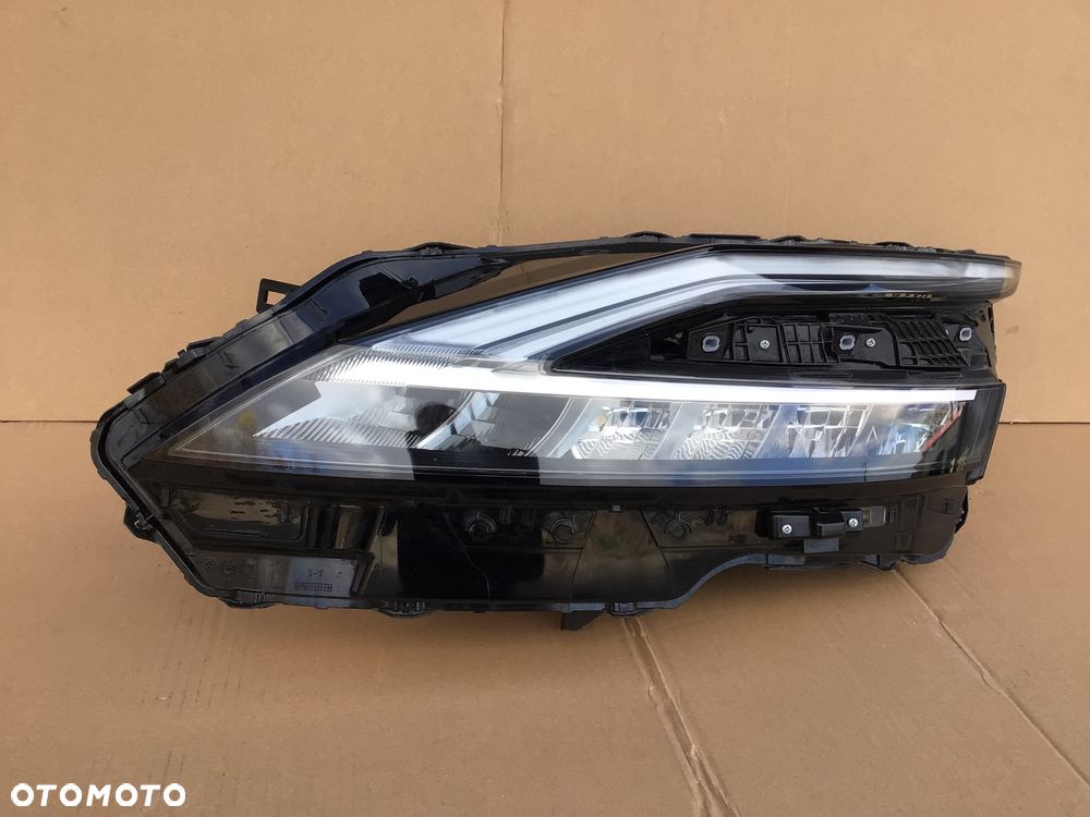 Lampa przednia lewa Nissan Qashqai J12 - 1
