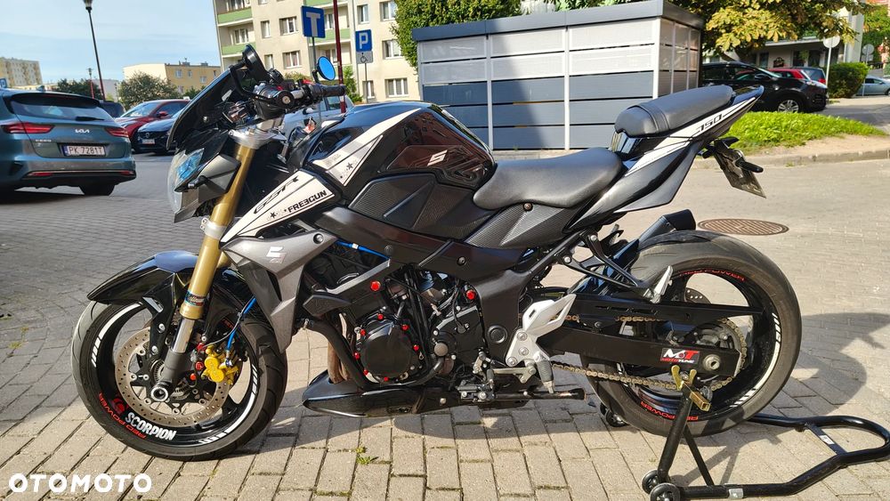 Suzuki GSR - 2