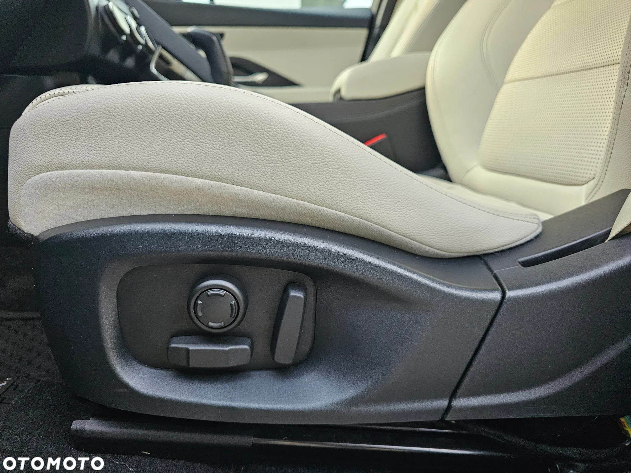 Jaguar E-Pace 2.0 i4P AWD R-Dynamic S - 16