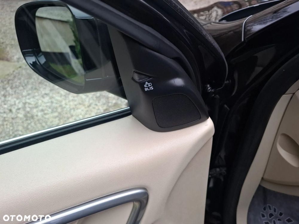 Volvo V60 D6 AWD Plug-in Hybrid R-Design Summum - 24