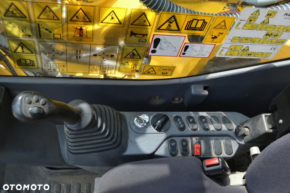 Komatsu PC210LC-11 - 23