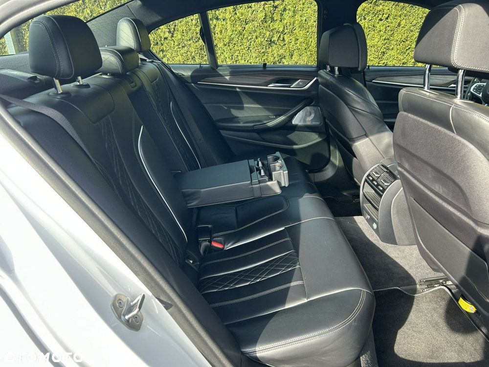 BMW Seria 5 M550i xDrive sport - 9