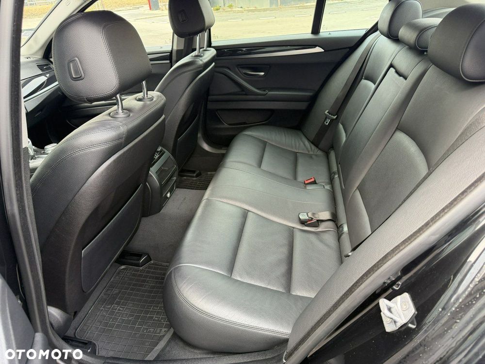 BMW Seria 5 525d Sport-Aut - 31